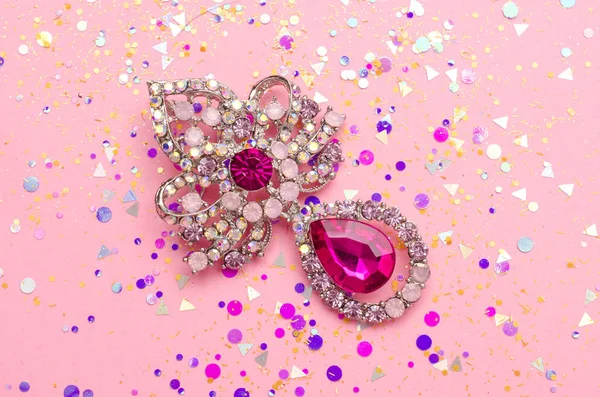 Brooch with pendant and pink diamonds in spangles isolated on pink background — Stock Photo, Image