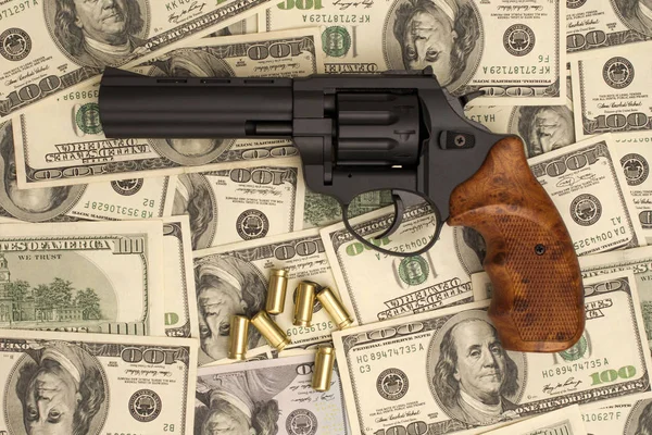 Pistool met munitie tegen de achtergrond van de dollar — Stockfoto