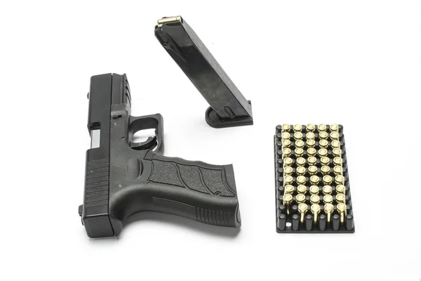 Pistola, cargador, conjunto de balas aisladas en blanco — Foto de Stock