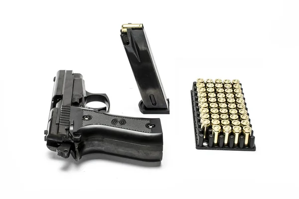 Пістолет, магазин, набір куль ізольовані на білому — стокове фото