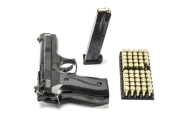 Pistola, caricatore, proiettili incastonati isolati su bianco — Foto Stock