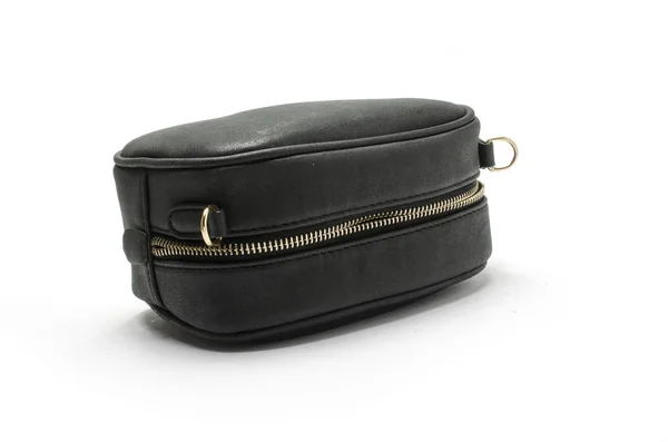 Kleine schwarze Handtasche mit Reißverschluss isoliert auf weiß — Stockfoto
