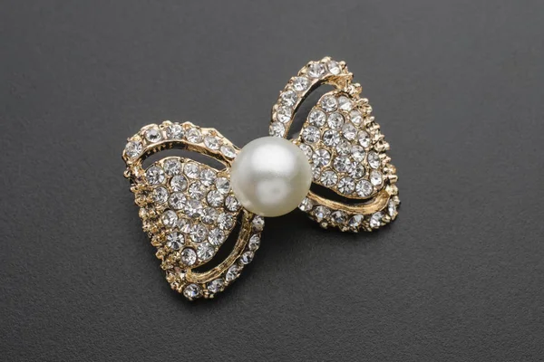 真珠と黒の分離の宝石と金のブローチ弓 — ストック写真