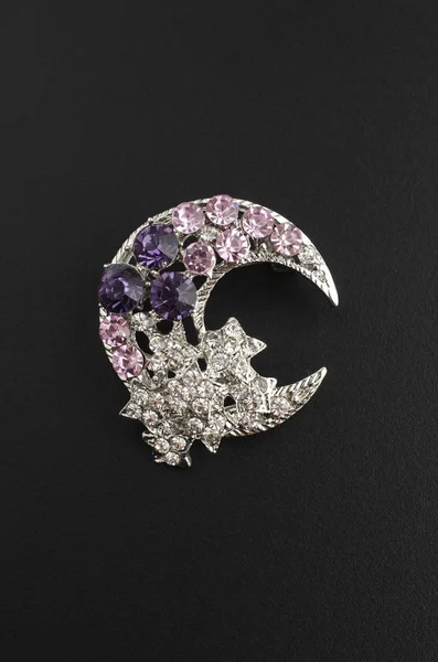 실버 브 로치 블랙에 고립 된 다이아몬드 별과 달 — 스톡 사진