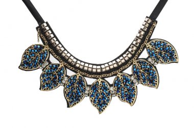 beyaz izole boncuk yaka kolye