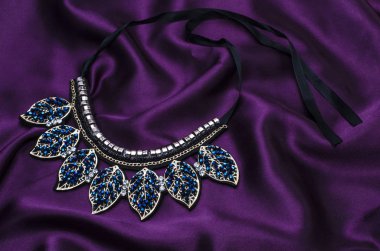 İpek üzerinde izole boncuk yaka kolye