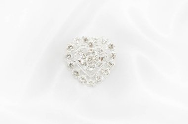 Broş gümüş kalp Pırlantalı beyaz ipek