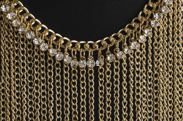 Collar de oro con cadenas y diamantes aislados en negro —  Fotos de Stock