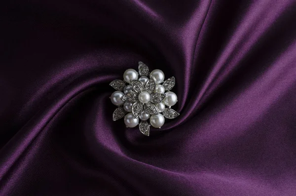 Okrągły kwiat srebrna broszka z perłą jedwabiu — Zdjęcie stockowe
