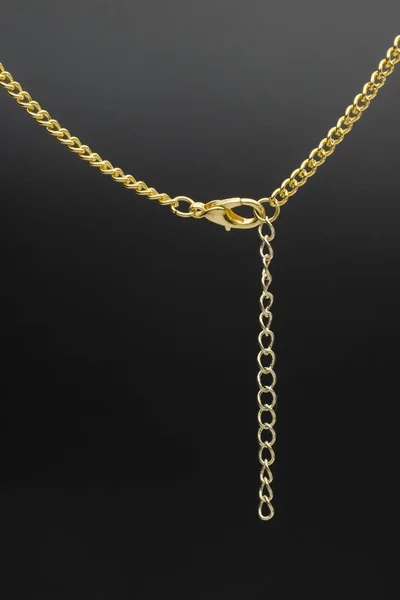 Altın zincir ayrıntı kucaklayışını izole üzerinde siyah — Stok fotoğraf