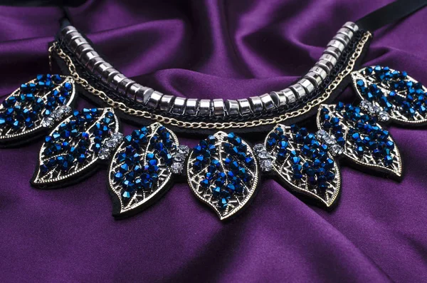 Halskette mit Perlen isoliert auf Seide — Stockfoto