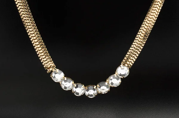 Collar de oro con diamantes aislados en negro — Foto de Stock
