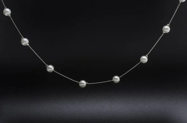 Cadena de collar de plata con perlas aisladas en negro —  Fotos de Stock