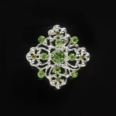 Gümüş broş ile siyah izole zümrüt