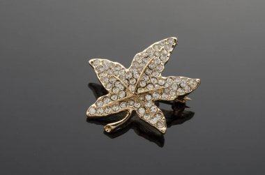 siyah izole Pırlantalı altın Broş akçaağaç yaprağı