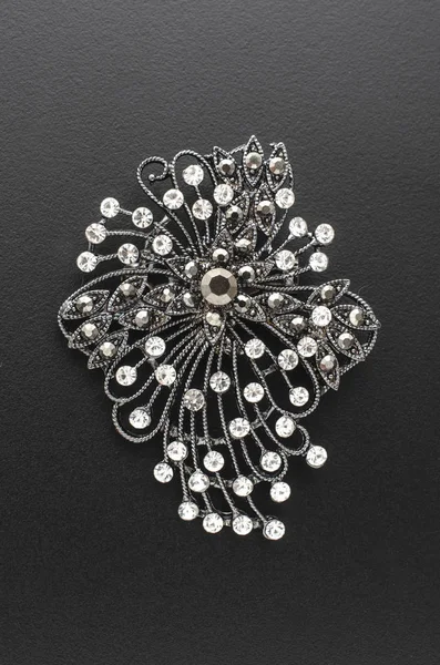 Broche com diamantes isolados sobre fundo preto — Fotografia de Stock