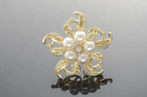 Zlatá brož květina s perlou, samostatný na černém — Stock fotografie