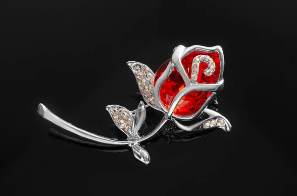 Срібна брошка троянди квітка з червоним каменем ізольовані на чорному — стокове фото