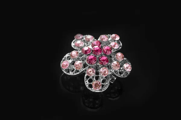 Ασημένια καρφίτσα λουλούδι με ροζ διαμάντια που απομονώνονται σε μαύρο — Φωτογραφία Αρχείου
