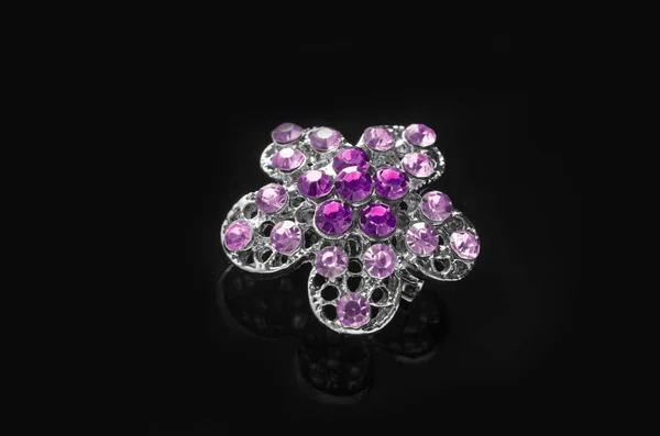 Zilveren broche bloem met roze diamanten geïsoleerd op zwart — Stockfoto