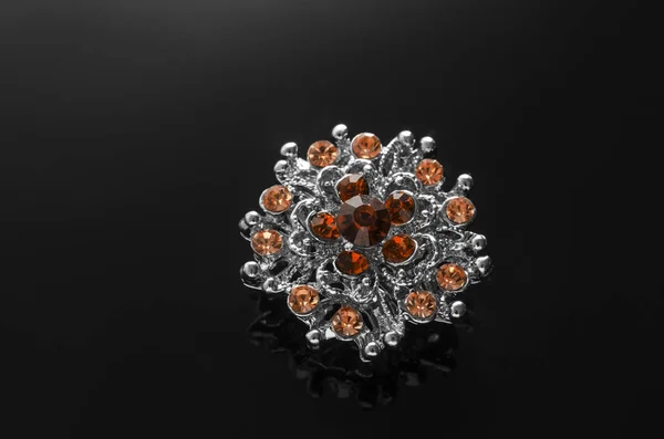 Spilla rotonda in argento con diamanti isolati su nero — Foto Stock