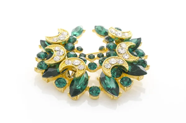 Broche dourado com esmeraldas e diamantes isolados em branco — Fotografia de Stock