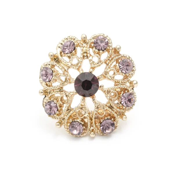 Gold runde Brosche mit lila Diamanten isoliert auf weiß — Stockfoto