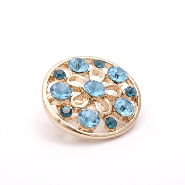 Złota Broszka okrągła z niebieskim diamentów na białym tle — Zdjęcie stockowe