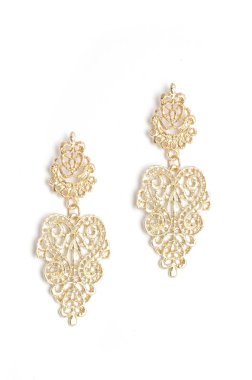 beyaz izole bir desen ile altın küpe