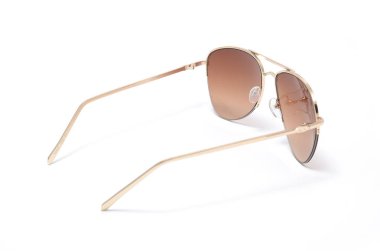 Beyaz izole kahverengi camlı bir demir çerçeve içinde güneş gözlüğü