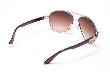 Beyaz izole kahverengi camlı bir demir çerçeve içinde güneş gözlüğü