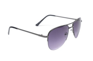 Erkekler Güneş gözlükleri ile üzerine beyaz izole mor cam metal çerçeve içinde