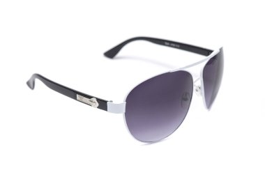 Mor ile güneş gözlüğü üzerinde beyaz izole bir demir çerçeve içinde cam