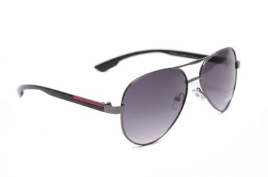 Mor ile güneş gözlüğü üzerinde beyaz izole bir demir çerçeve içinde cam