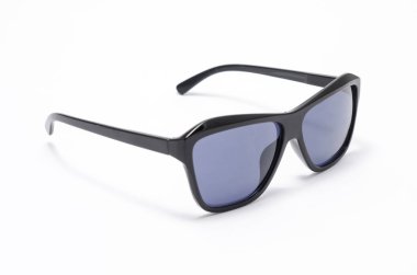 Kalın siyah plastik çerçeve üzerinde beyaz izole içinde erkek güneş gözlüğü