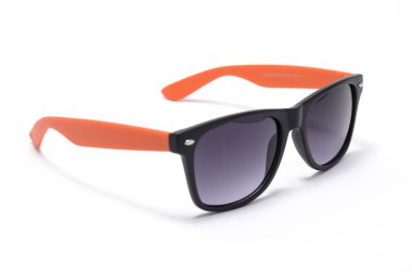 kalın siyah plastik çerçeve üzerinde beyaz izole içinde güneş gözlüğü