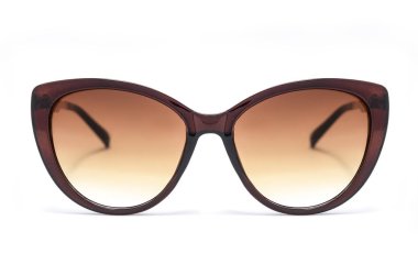 kahverengi cam üzerinde beyaz izole kadın güneş gözlüğü