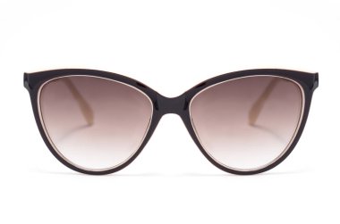 kahverengi cam üzerinde beyaz izole kadın güneş gözlüğü