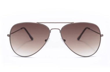 Beyaz izole kahverengi camlı bir demir çerçeve içinde güneş gözlüğü