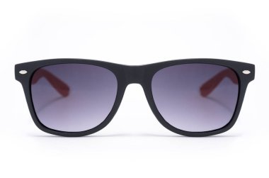 kalın siyah plastik çerçeve üzerinde beyaz izole içinde güneş gözlüğü