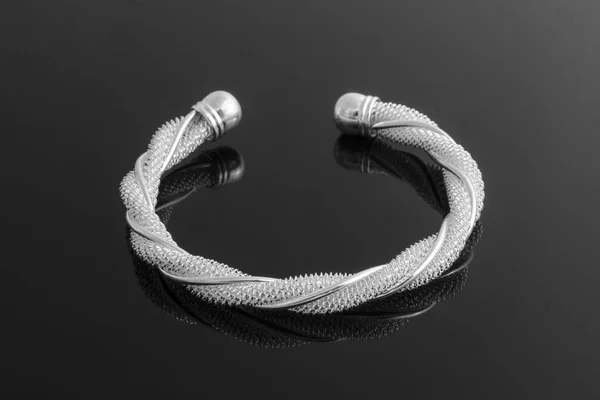 Bracelet argent isolé sur noir — Photo