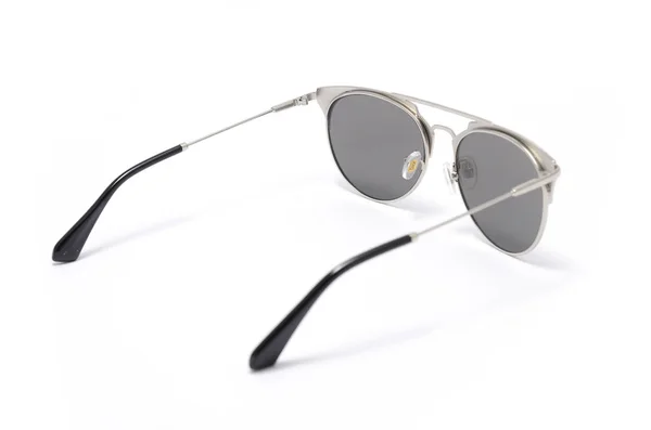Gri cam üzerinde beyaz izole kadın güneş gözlüğü — Stok fotoğraf