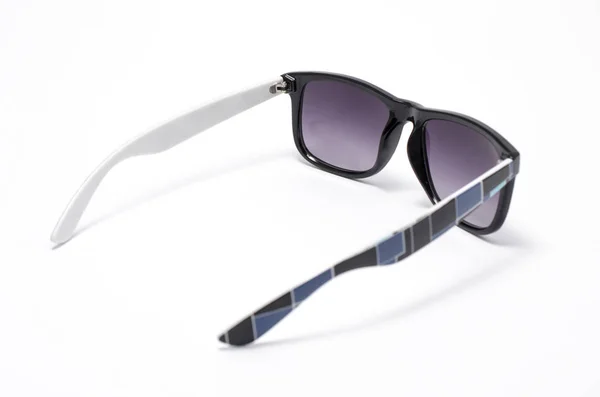 Mens solglasögon i tjock svart plastram isolerad på vit — Stockfoto