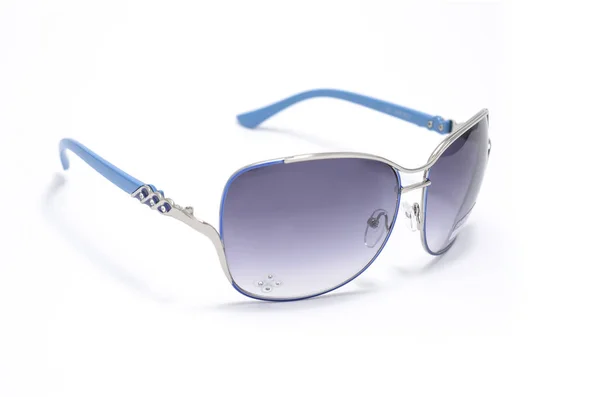 Gafas de sol para mujer en una montura de hierro aislada en blanco — Foto de Stock