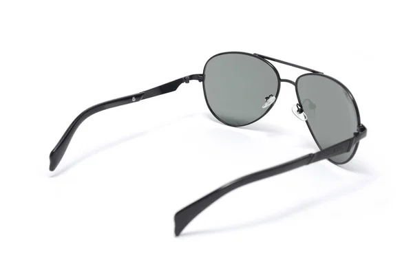 Gafas de sol para hombre en montura metálica aislada en blanco —  Fotos de Stock