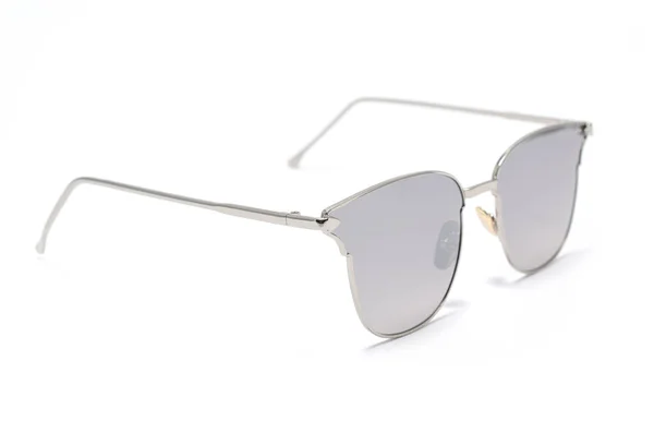 Γυναικεία γυαλιά ηλίου με γκρι γυαλί που απομονώνονται σε λευκό — Φωτογραφία Αρχείου