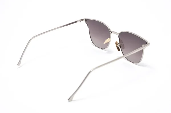 Gafas de sol de mujer con vidrio gris aislado en blanco — Foto de Stock