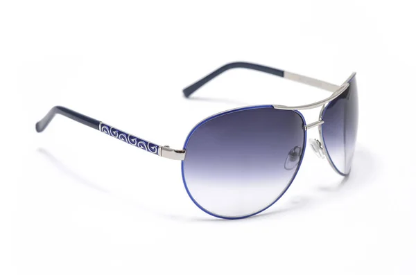 Gafas de sol con montura de hierro azul aisladas en blanco — Foto de Stock