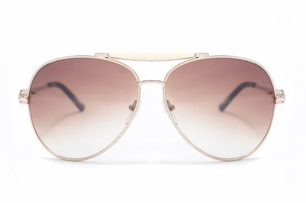 Okulary przeciwsłoneczne w ramie żelaza z brązowego szkła na białym tle — Zdjęcie stockowe