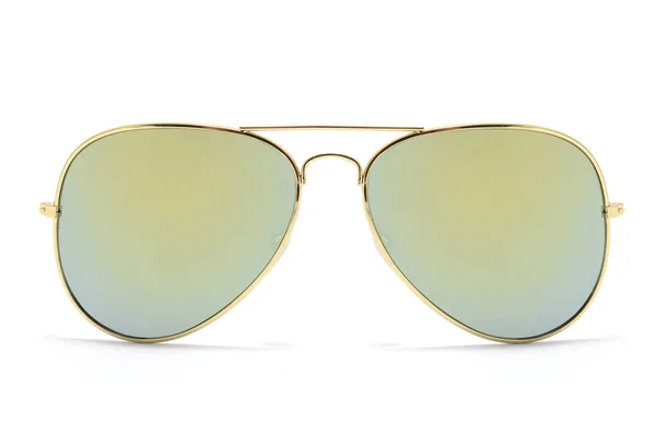 Lunettes de soleil dans un cadre en fer avec verre vert isolé sur blanc — Photo